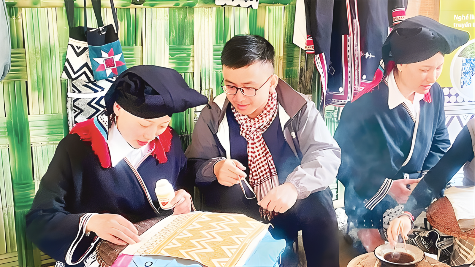 Trải nghiệm vẽ sáp ong tại bản Sưng (3)